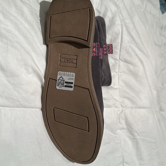 Brand new Toms youth boot
Laurel Castlerock grey suede 

In box never worn - Picture 8 of 8
